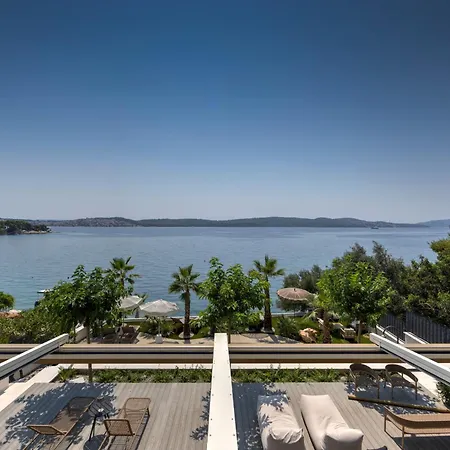 Palmezzo Beachfront With Heated Pool *