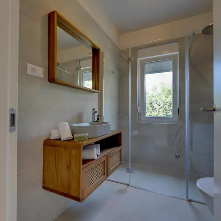 Palmezzo Beachfront With Heated Pool Апартаменти *