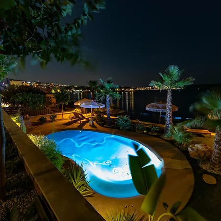 Palmezzo Beachfront With Heated Pool Трогір