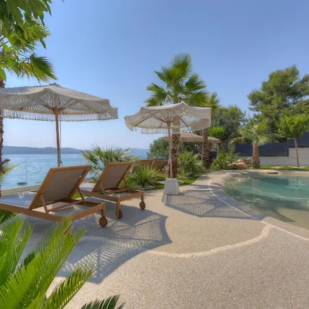 Palmezzo Beachfront With Heated Pool *