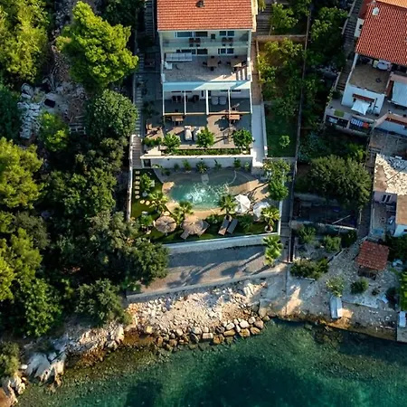 Апартаменти Palmezzo Beachfront With Heated Pool