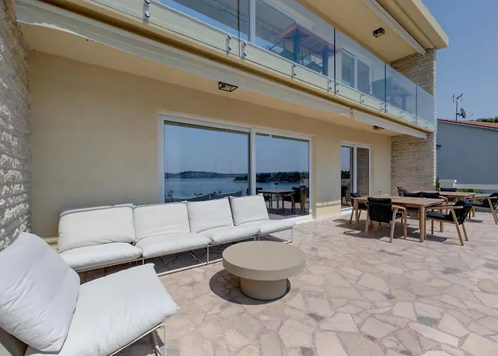 Palmezzo Beachfront With Heated Pool