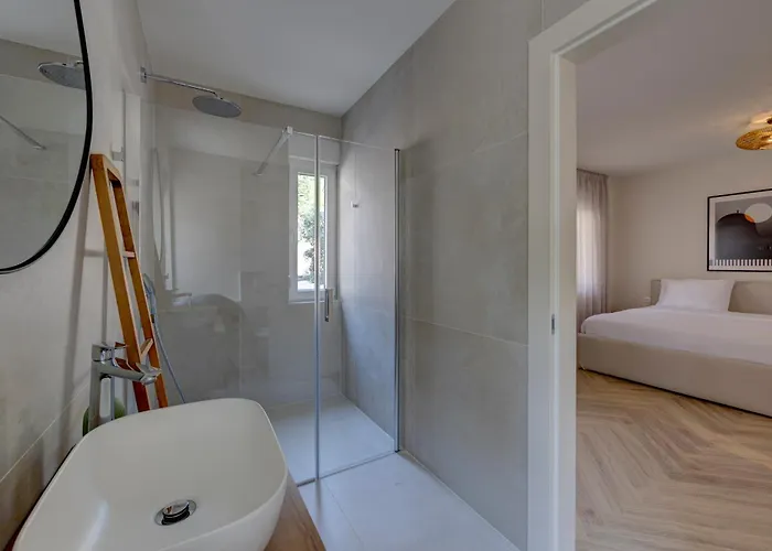 Palmezzo Beachfront With Heated Pool Trogir